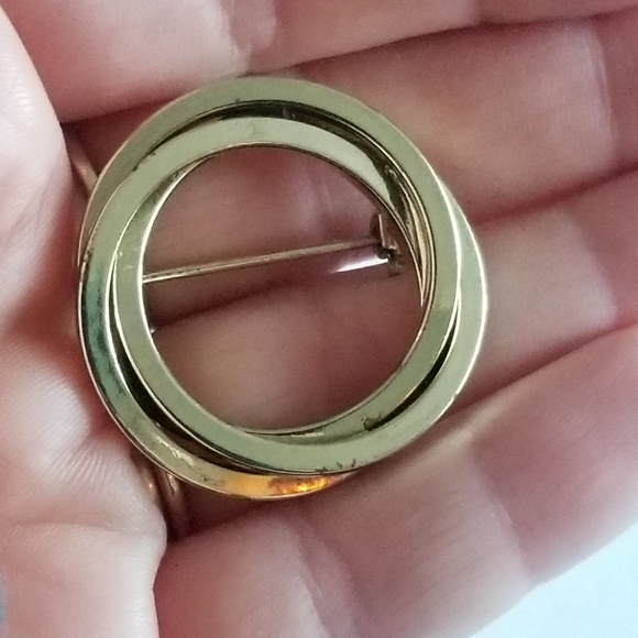 Vintage open circle brooch with two interlocking circles Gold tone metal - Picture 2 of 8